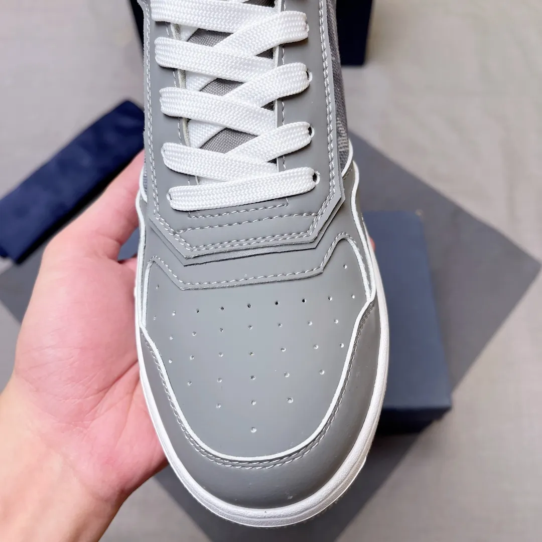p440 "Dio*" mid-top B27 casual sneakers. This B27 high-top sneaker is a new product in the series and continues Di*r's classic style. Crafted from gray and white smooth calf leather with beige and black Oblique print panels on the sides. The "CD Icon" shaped shoelace eyelets are clever and delicate, and the two-color rubber sole, rear collar and heel are all equipped with the brand's iconic details to enhance the style. Oblique printed straps at the ankle allow for an adjustable fit to complement the overall design. Fashionable and versatile, it can complement any look. Create an exquisite design with unique dynamic vitality and modern atmosphere, presented in low-top and high-top styles. This new must-have shoe adds a new dimension to Dior's archive heritage, embodying modern elegance. Purchase the original version and make it 1:1. If you need top quality, please come to me! Male 38-44! No. 067